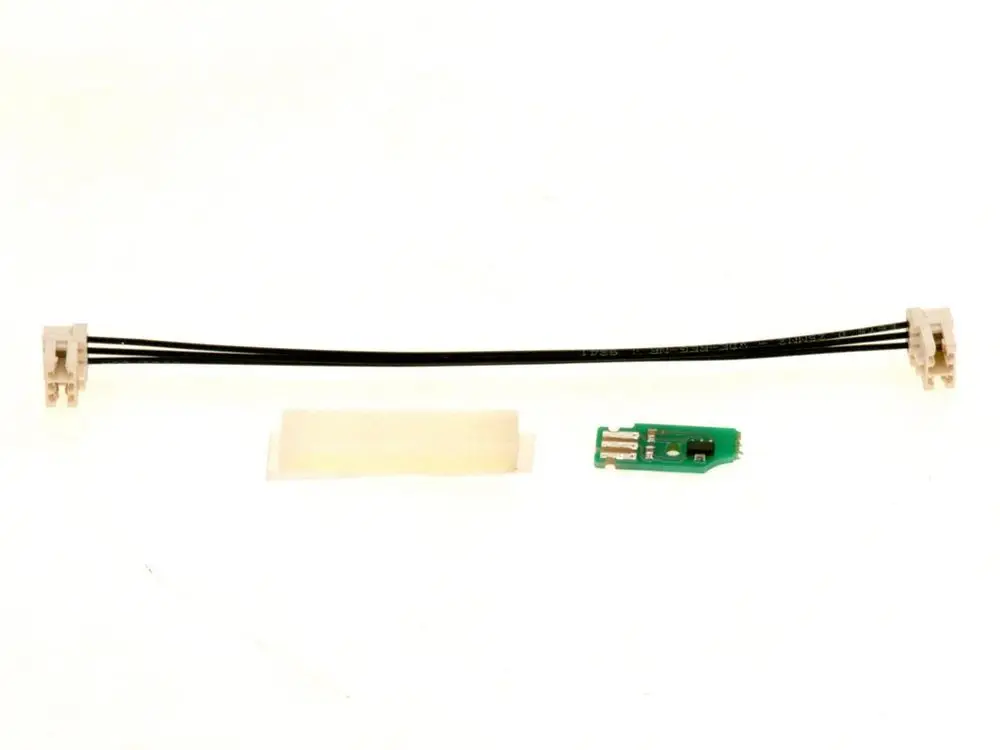 Bosch Sensor mit Kabel, bestehend aus zwei Kabelsteckern und einer grünen Platine, die zur Verbindung und Datenübertragung dient.